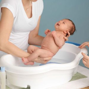 Cách tắm cho trẻ lọt lòng ở nhà với tinh dầu bưởi